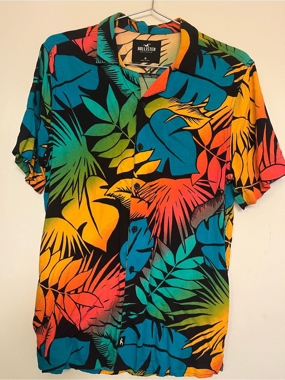 Hollister Men's Medium Tropical Multicolor Short-Sleeve Button-Down Short Shirt